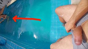 estava com minha meia-irma na piscina, ela ficou surpresa com meu pau duro e ereto