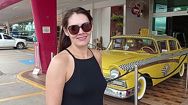 Raquel tirou a calcinha dentro do restaurante e começou se masturbar em público