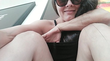 Raquel tirou a calcinha dentro do restaurante e começou se masturbar em público