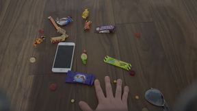 Écrasement de friandises et d’objets avec des talons hauts