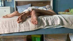 KYLIES AND KIRAS DIRTY FEET IN BED - MOV Mobile Version