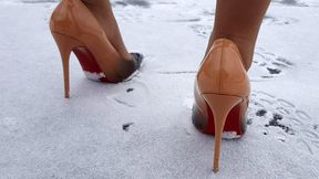 louboutin high heels slide on ice, high heels in snow, high heels walk on ice, heels in snow