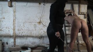 Maitresse Algerienne dominante punit son esclave soumise