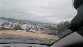 enquanto o corno do marido dirigia o carro botei a pica enorme na buceta da esposa no banco de traz e o corno so olhando - pretacariocahotwife
