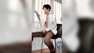 会社内でスーツな後輩くん　休憩室の中着衣のままav鑑賞してオナニー　同僚にバレだ時に早漏射精する