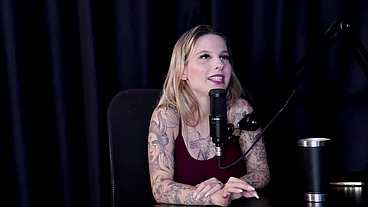 Duas loiras gostosas ficam peladas, com os peitos de fora se beijando depois dela falar que excluiu o vídeo chupando o dedão do pé, e a experiência no papo de pijama - Naty Varga (SHEER/RED)