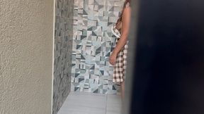 encuentro a mi hijastra en la ducha y termina juguando con mi verga clavando su cono de pie duramente hasta hacerme correr en su culo