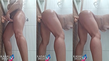 Loira gostosa esfregou a bucetinha no consolo e depois enfiou ele na ppk de baixo do chuveiro