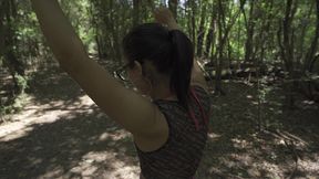 la novia de mi amigo, me acompana a buscar lena. le ofreci mi tronco
