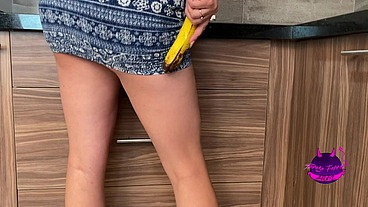 Mil cachonda se masturba con un plátano en la cocina.