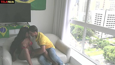 FLAGRA DURANTE O JOGO DO BRASIL NA COPA TORCEDOR FODENDO A MORENA GOSTOSA