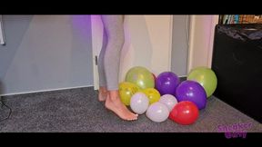 Sneaker-Girl Lisa - Popping some Balloons