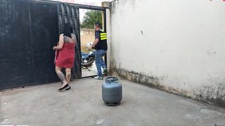 WOMAN ASKED KITCHEN GAS AND GAVE IT TO THE DELIVERYMAN