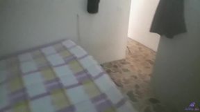 me follo a mi hermanastra que quedo atrapada debajo del colchon