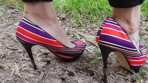 high heels stuck in ground, high heels ruined, high heels bending, high heels sinking in ground