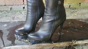 High heels boots stuck in rodent glue, high heels stuck in glue, girl stick in glue