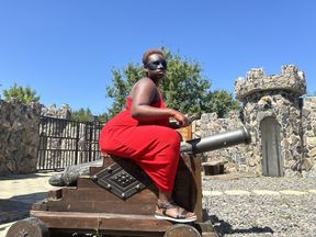 Ebony Queen Miss Praline arrived to Dracula Femdom Castle
