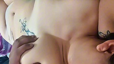 Apretón de tetas amateur, me manosea las chichis y me prendo muy rápido y quiero coger