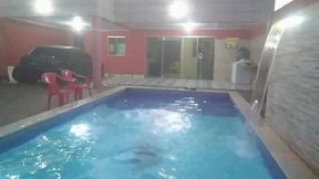 coloquei uma camera escondida para filmar o meu namorado tomando banho pelado na piscina