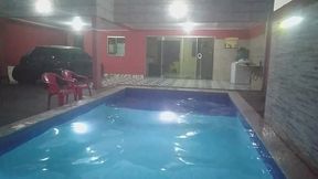 coloquei uma camera escondida para filmar o meu namorado tomando banho pelado na piscina