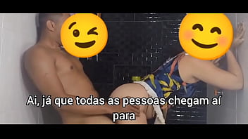 Limpado o banheiro fazendo v&iacute_deo pra internet, ele entrou no banheiro e v&iacute_deo virou adulto