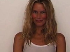 Claudia Schiffer zeigt Nippel in einem durchsichtigen Hemd