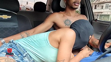 Chamei a novinha pra dar uma volta de carro e acabei gozando na buceta dela