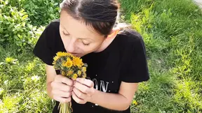 I gave my neighbor flowers, and she thanked me with cunnilingus - Lesbian-candys