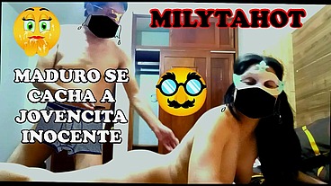 HOMBRE MADURO ENSEÑA A CACHAR A JOVENCITA PARA EL ESPOSO Y ELLA LO GRABA PARA QUE VEA EL ESPOSO (part 2)