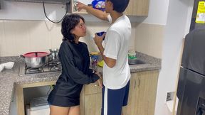 le hago un delicioso masaje a mi hermanastra con final feliz.