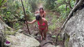 saimos para fazer trilha e a novinha ficou com tesao no meio do mato