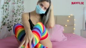 meia colorida e rostinho de mascara