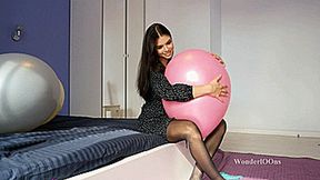 Jessica squeezing pop 4K UHD