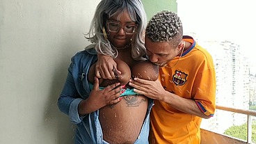 Mazofilia, amamentação adulta, lactação e peitos grandes com aréolas enormes.