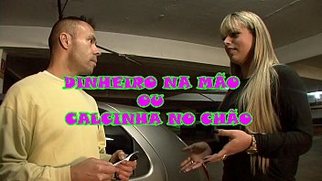 FILME COMPLETO: AS AVENTURAS DA RABUDA GOSTOSA | Angel Lima dando o cu enorme para dois pauzudos ! A loira rabuda que adora dar o cu levou rola at&eacute_ esfolar as pregas. A foda que deixou a Angel Lima arrega&ccedil_ada!