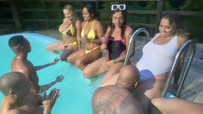 suruba na piscina da chacara com loira ruiva e morena