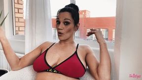 Mona's curvy smut