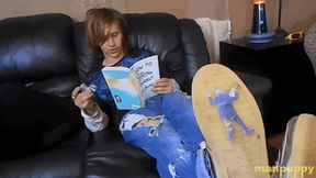 Crushed by a Giant - Elis Ataxxx moves in with ass fetishist Richard Lennox, who shrinks himself to get a better view and gets crushed by the twink - WMV 1080