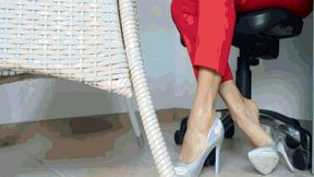 Exhausted feet under the table MP4(1280x720)FHD