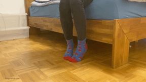 STAMPING HER FEET NERVOUSLY, REALLY NEEDS TO PEE - MOV HD