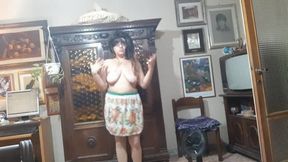 STEPMOM SHOWS PUSSY AND HIDES PANTYHOSE IN THERE !