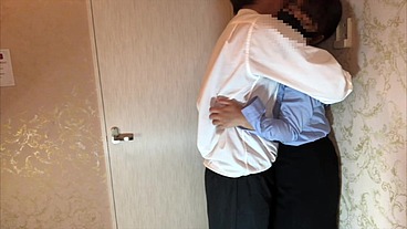 女上司と仕事中にホテルで密会。玄関入って即スーツのままSEXしました。