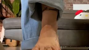 Schiaccio l'uovo di Pasqua con i piedi nudi