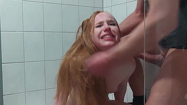 Rothaariges Teenie (19) ordentlich durchgefickt und ins Maul gespritzt