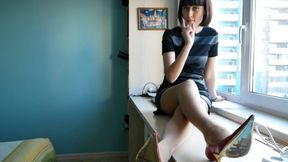 Realtor Milf in high heels, red pumps shows the apartment