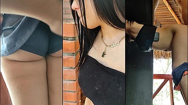 Mi Amiga En Un Lugar Público
