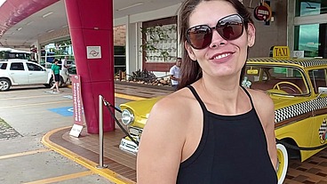 Gostosa se masturbando no restaurante e se exibindo pelada em público