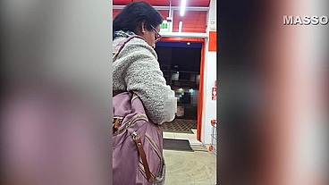 Madura pillada en una bodega por un pervertido que le propuso pagarle sus deudas, a cambio de llevarla a un motel para coger.