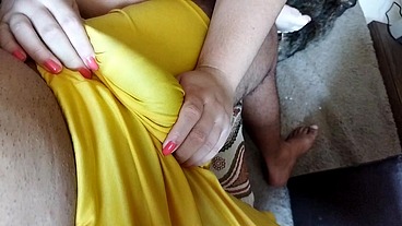 Experiência sexual intensa e corcunda a seco através da cueca durante uma punheta de lapdance de calcinha