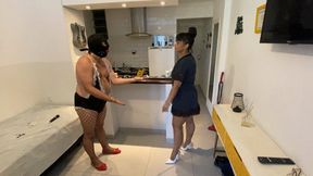 Mistress V Black e Inara a Doutrinadora treinam a governanta safada
